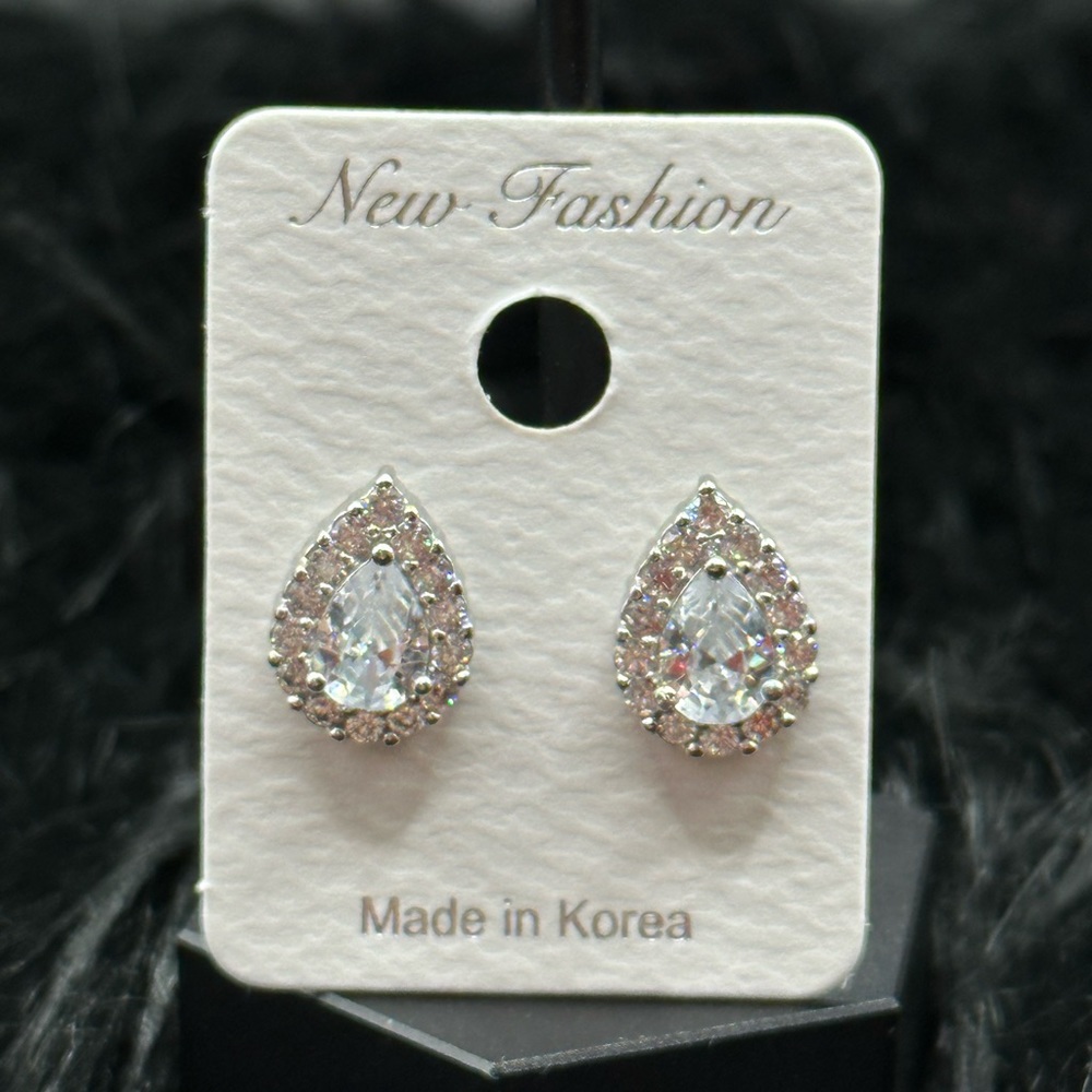 Tear drop stud earring